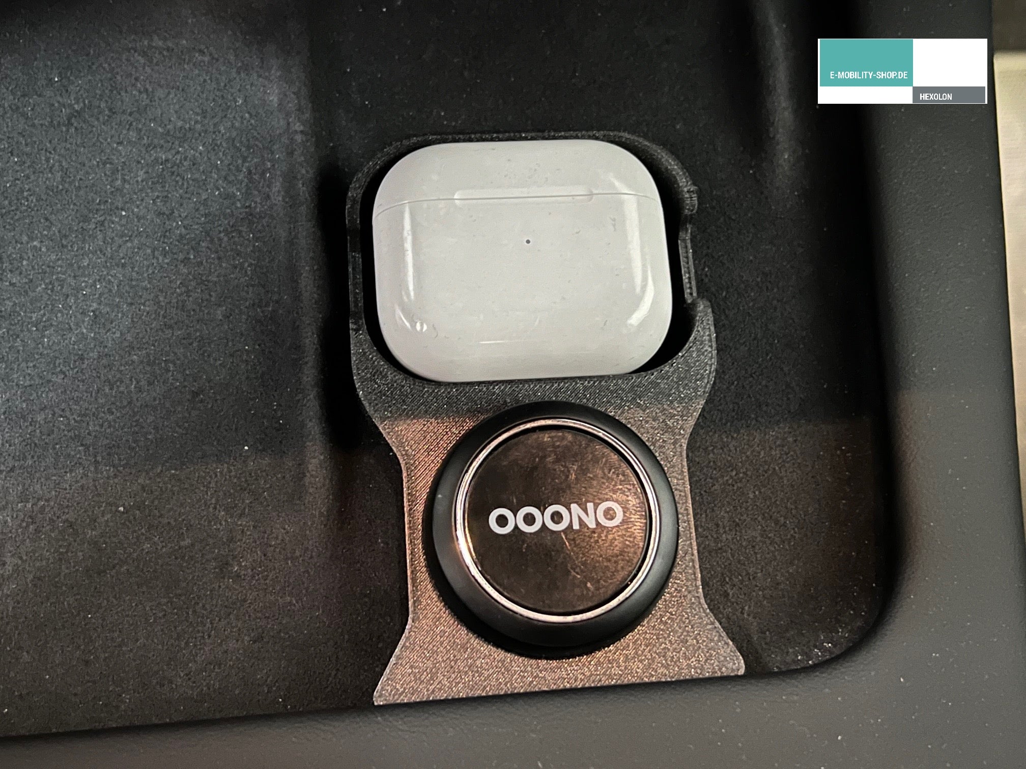 AirPods Halterung für die induktive Ladeschale im Tesla mit OOONO Befe –  E-Mobility Shop
