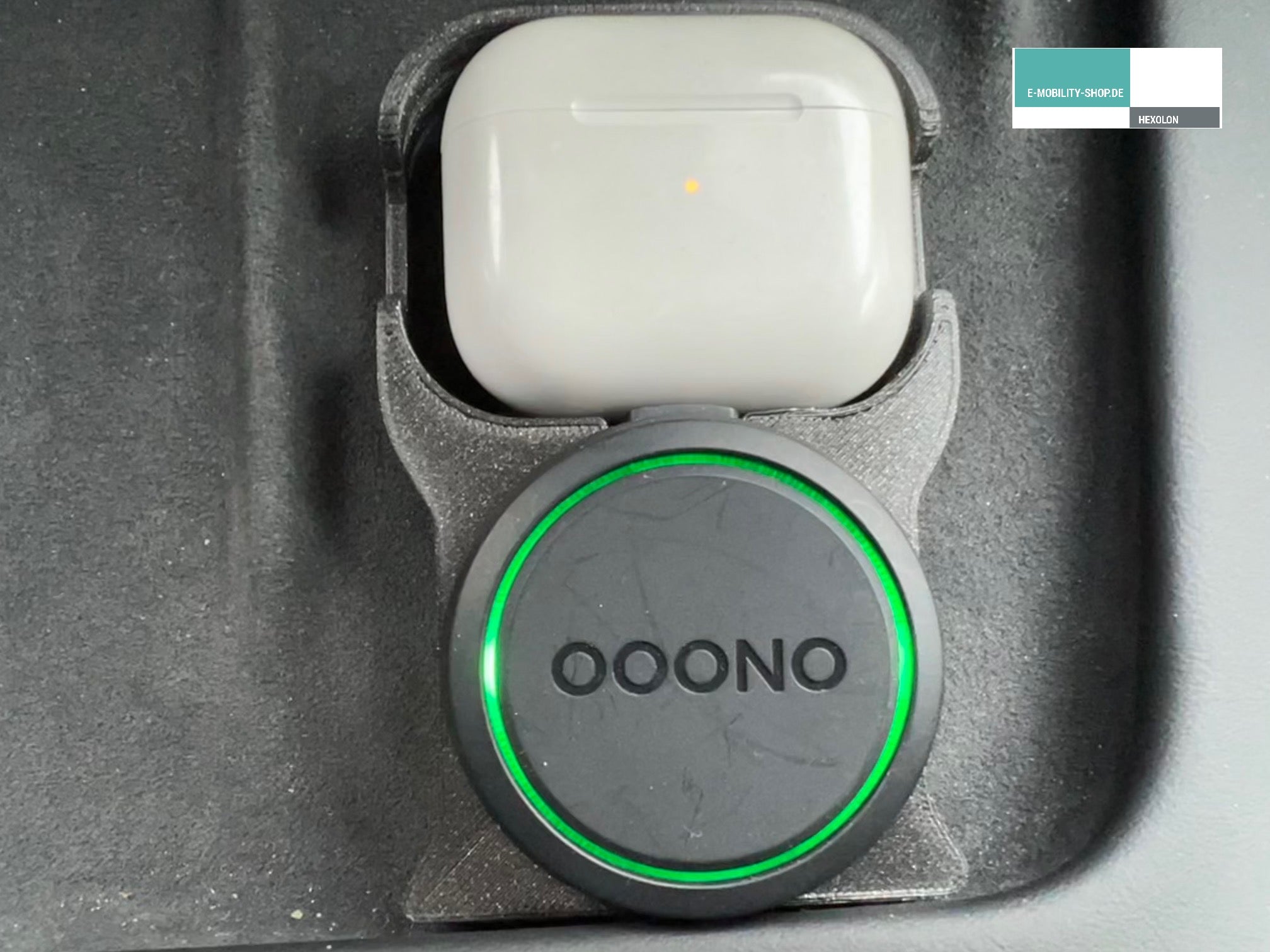 AirPods Halterung für die induktive Ladeschale im Tesla mit OOONO Befe –  E-Mobility Shop