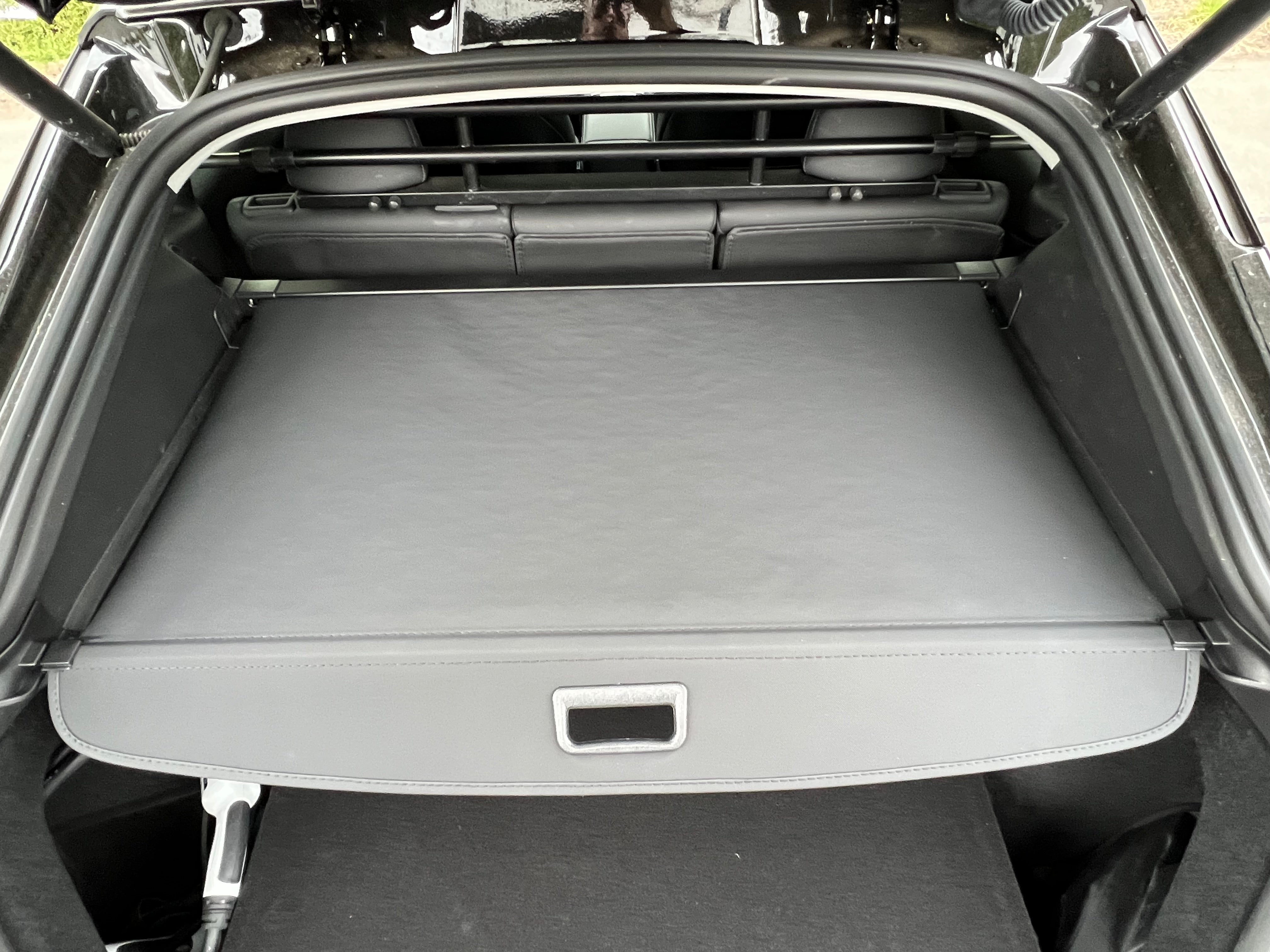 Tesla Model Y, einziehbare hintere Kofferraum-Laderaumabdeckung (2020–2023)