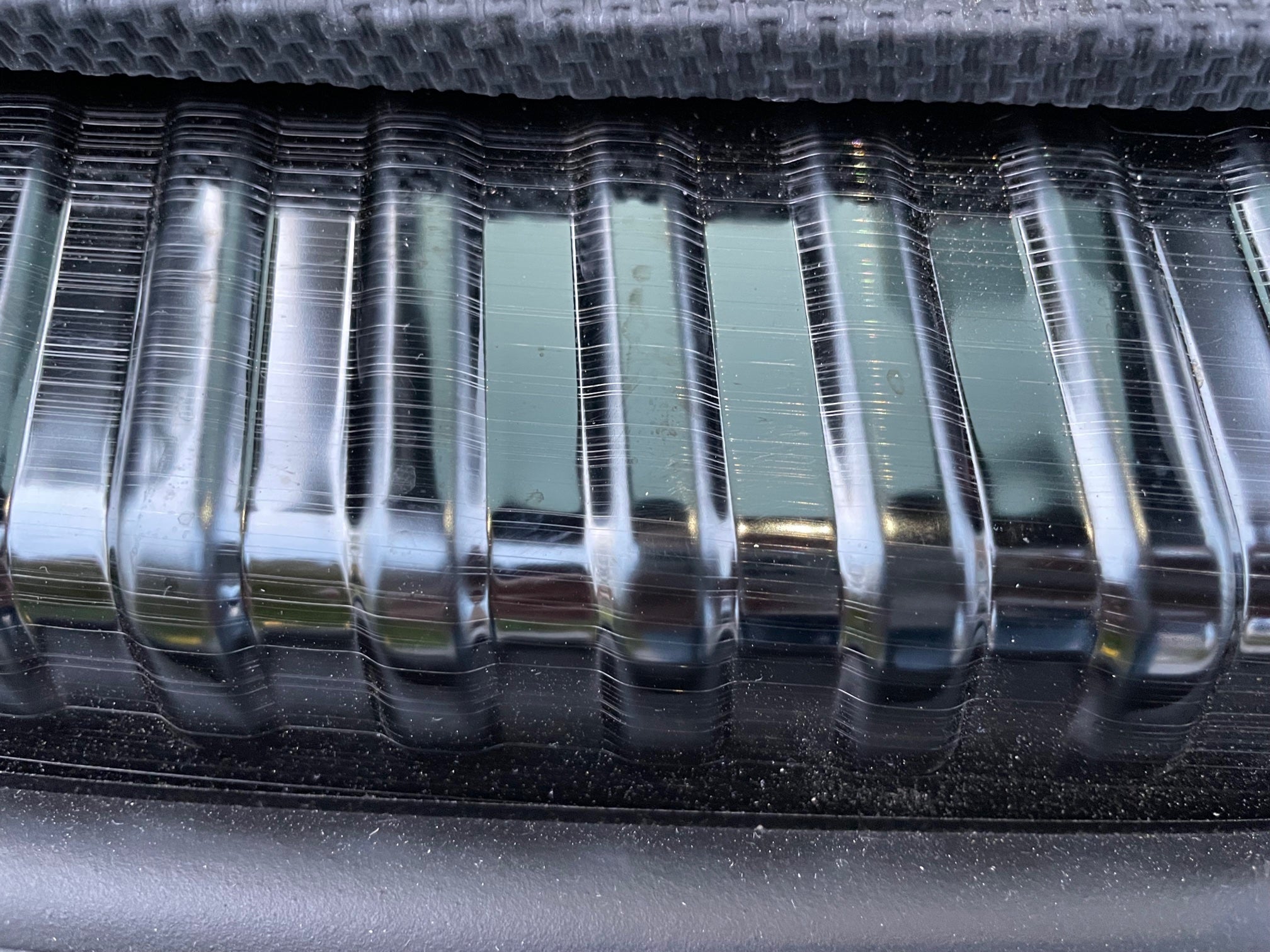 Tesla Model 3 Ladekantenschutz Kofferraum aus Alu schwarz – E-Mobility Shop | Abdeckblenden
