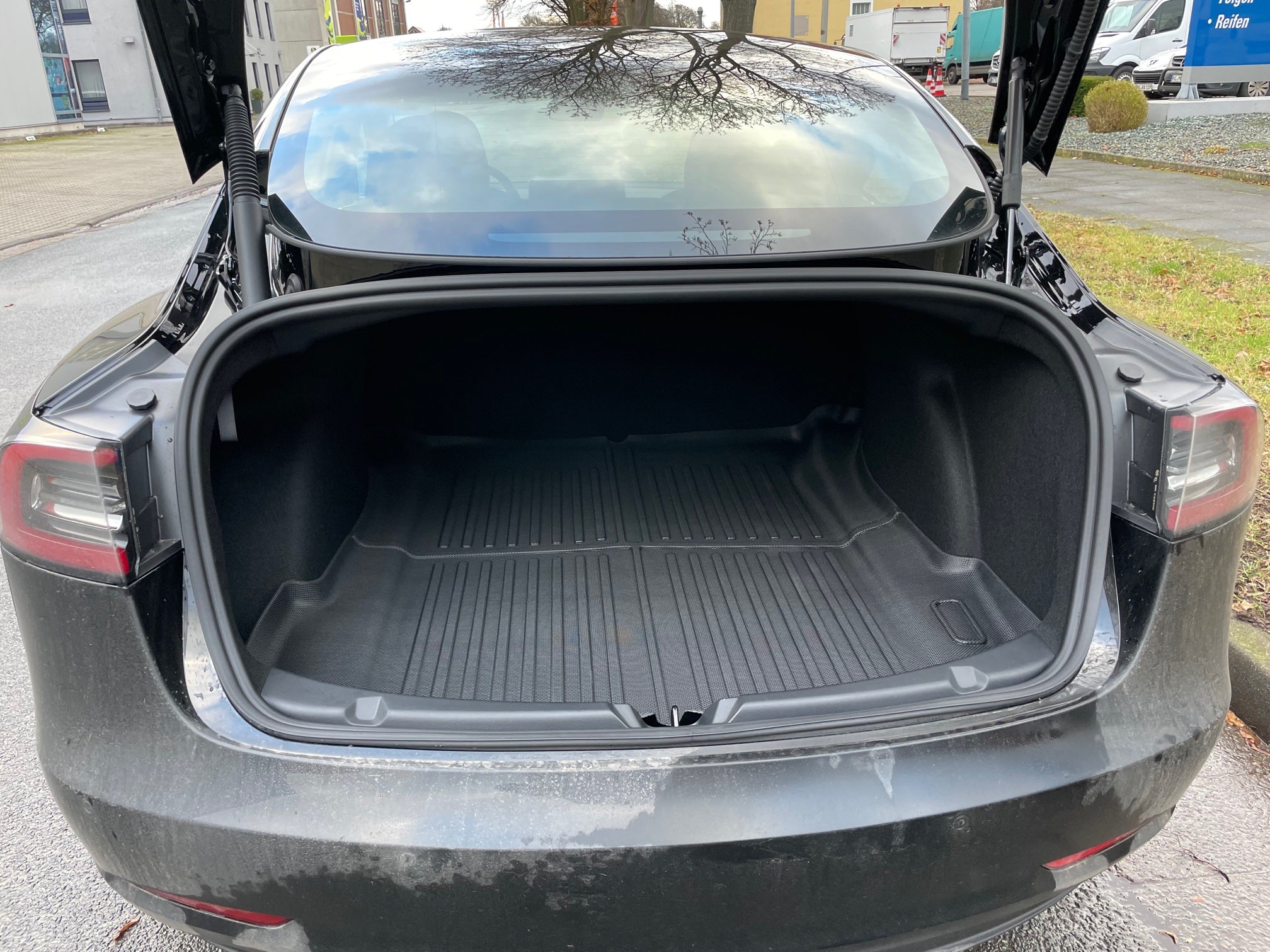 Tesla Model 3 Kofferraum Allwetter Schutzmatte - Streifendesign –  E-Mobility Shop