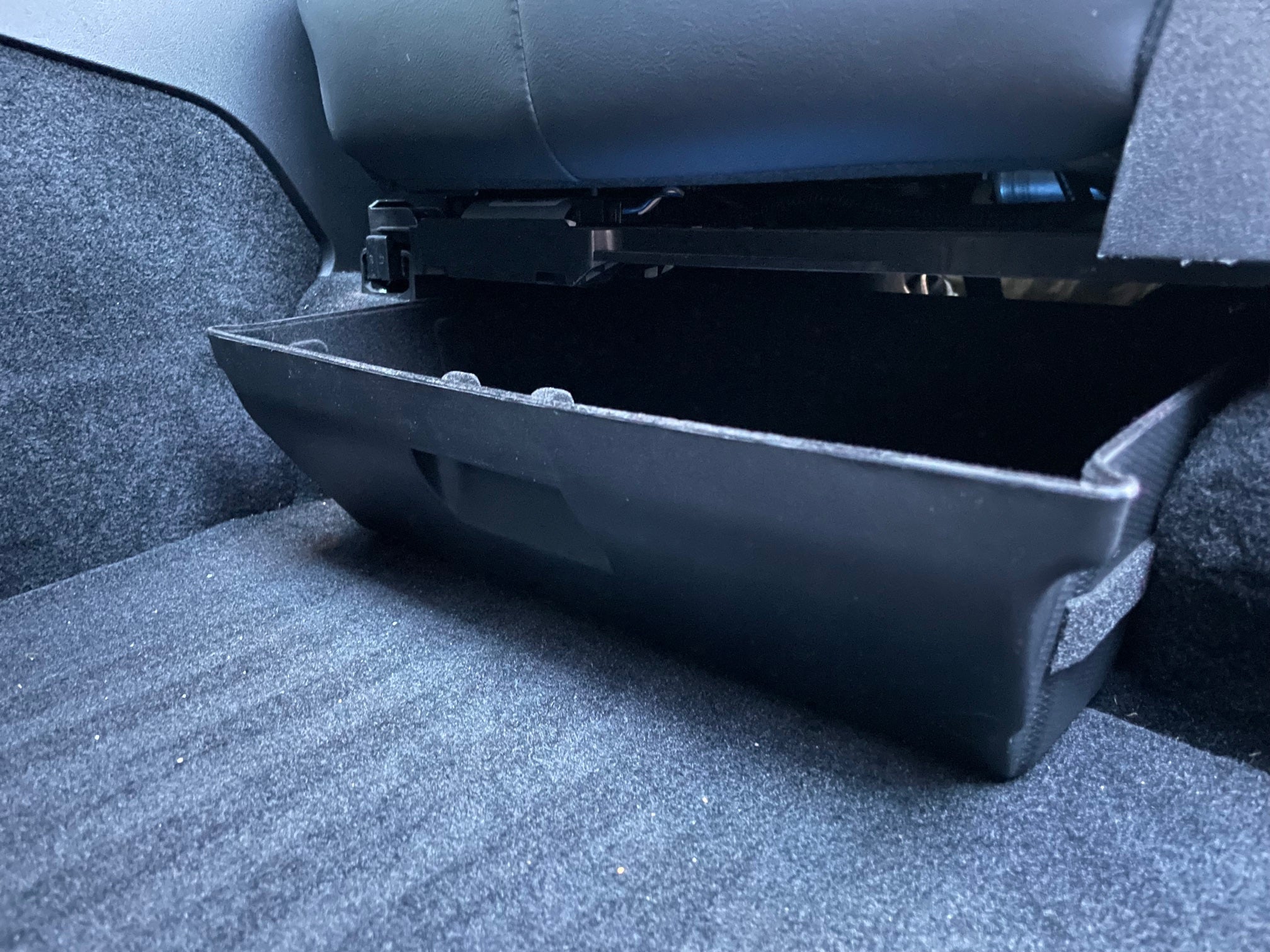 Tesla Model Y - Organizer Verstau-Box unter dem Sitz – E-Mobility Shop
