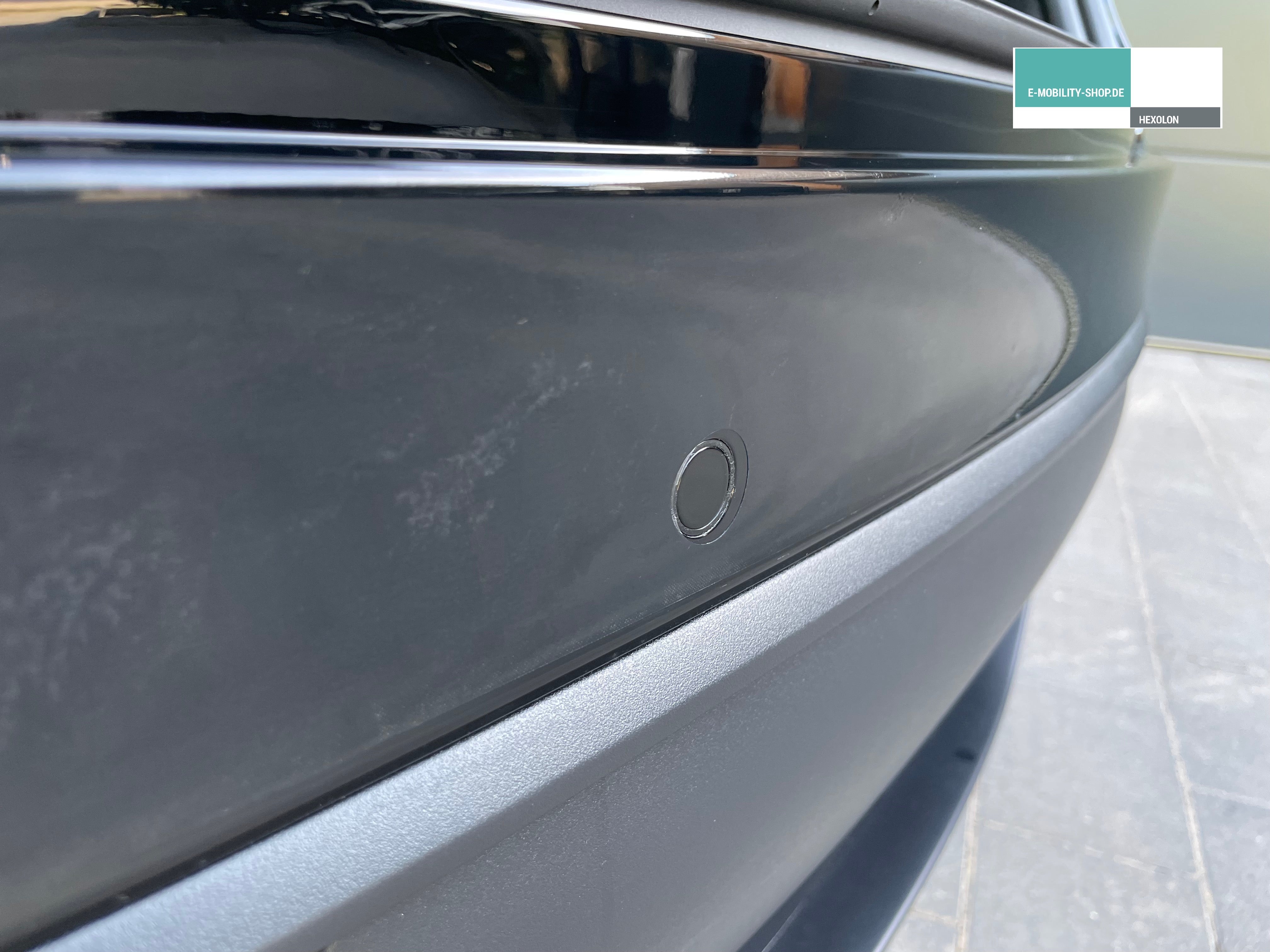 Anbringen der Ladekantenschutzfolie beim Tesla Model Y – E-Mobility Shop