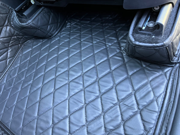 Die Autofussmatte Gestreifte Auto-Fußmatte Aus Pu-Leder Für Tesla