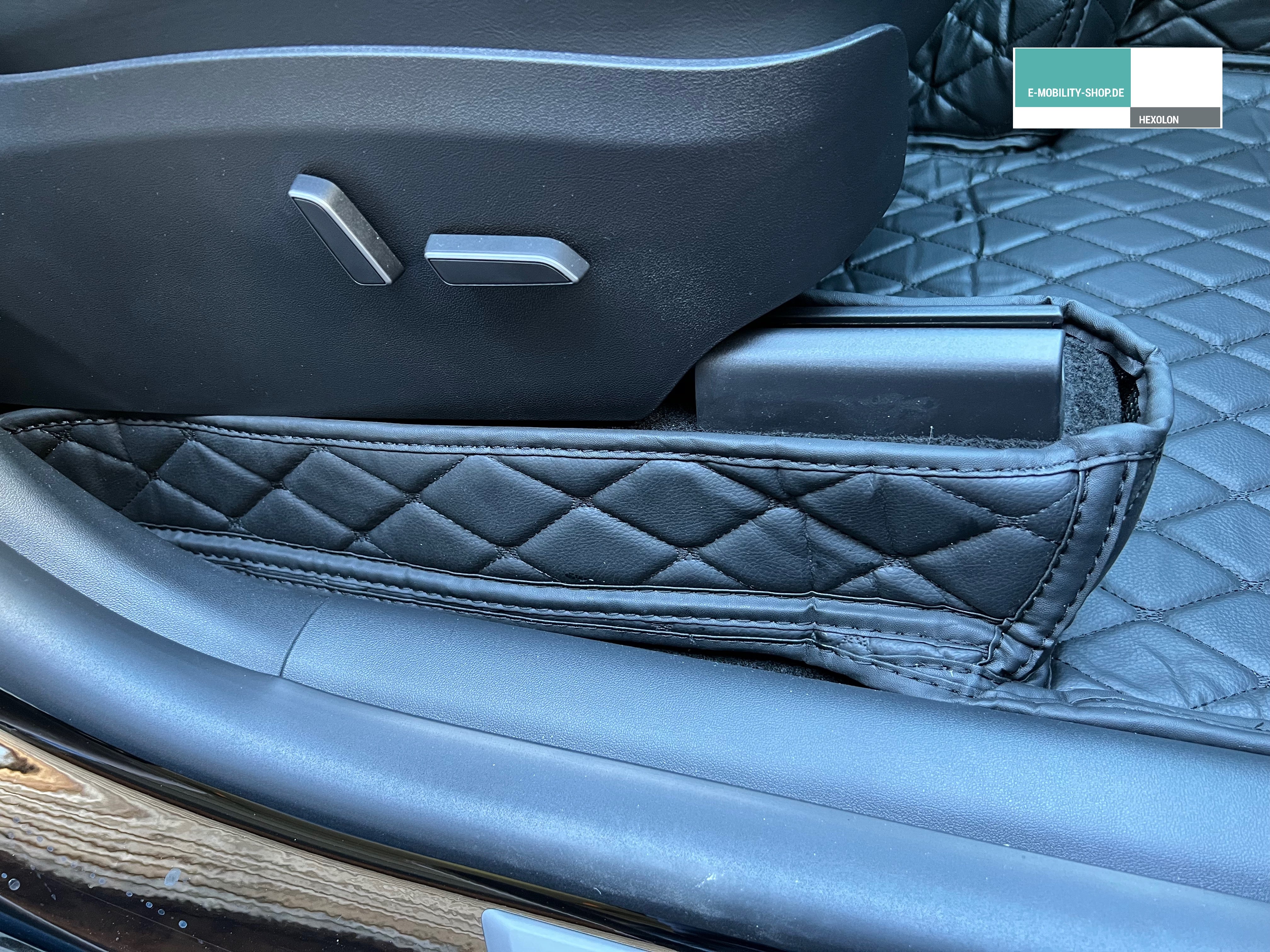 Die Autofussmatte Gestreifte Auto-Fußmatte Aus Pu-Leder Für Tesla