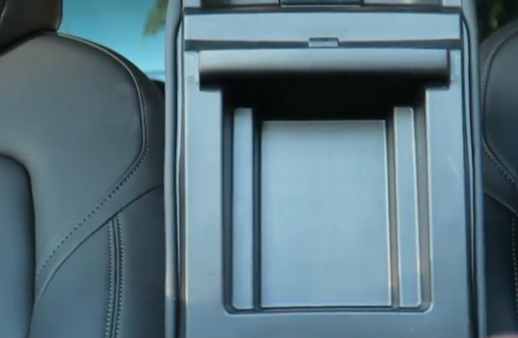 Organizer Box unter der Armablage - Tesla Model 3 2024 – E-Mobility Shop