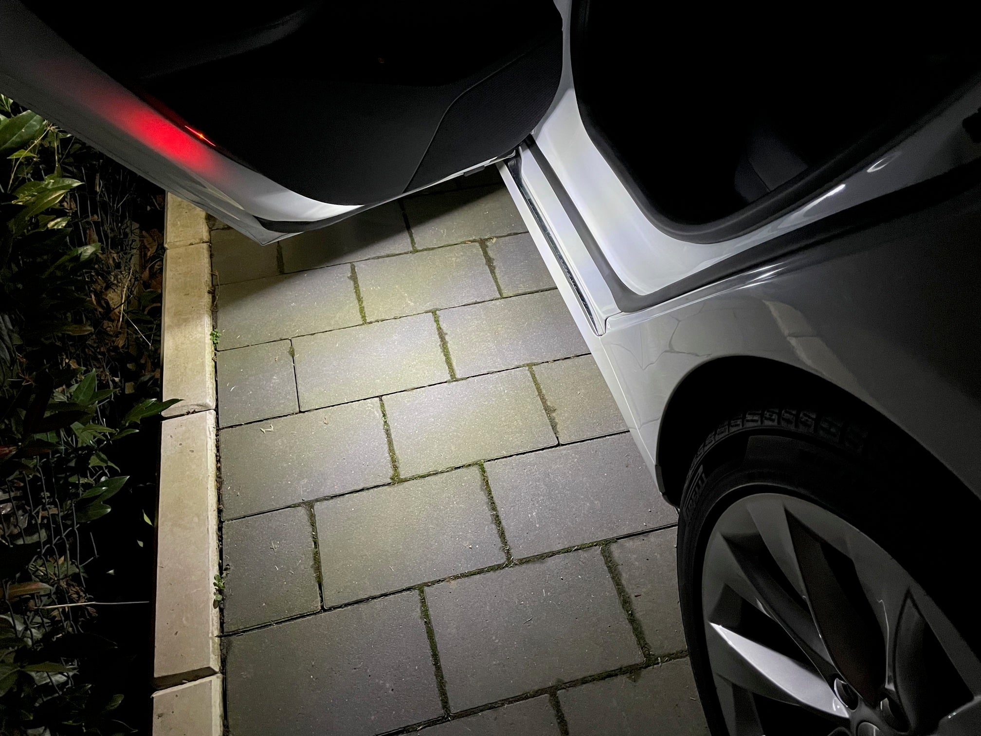 LED-Licht 2er Set für Tesla Model S, 3, X und Y; Einstiegslicht u. Kof –  E-Mobility Shop