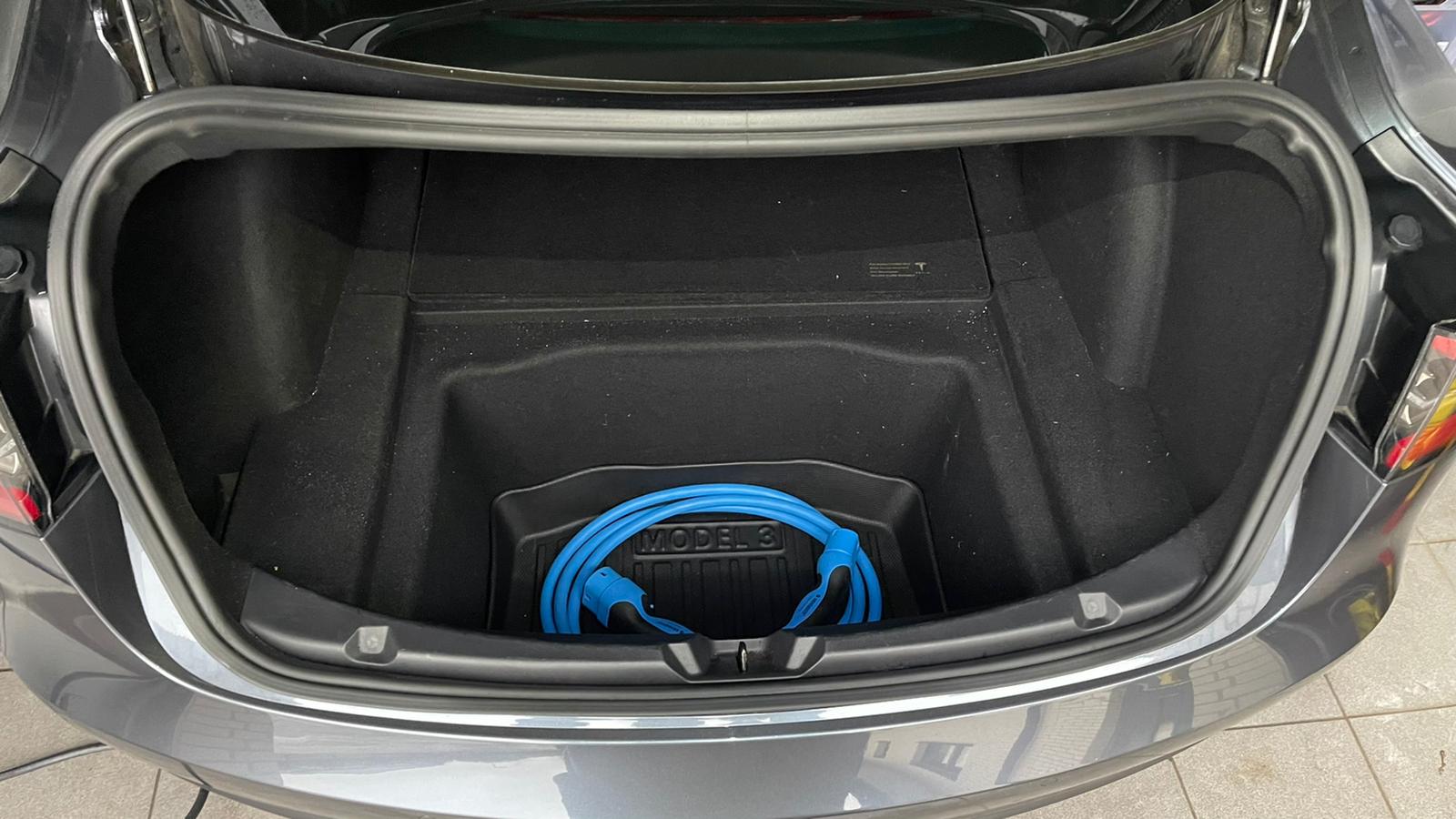 Tesla Model 3 Kabelfach-Matte - Allwettermatte - Streifendesign –  E-Mobility Shop